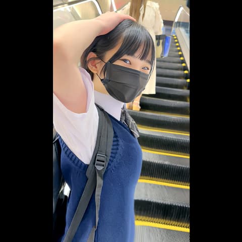 18歳の低身長美少女との中出しハメ撮り サンプル画像1