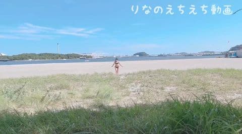 海水浴場で全裸オナニーするデカ尻のちっぱい大生 サンプル画像9