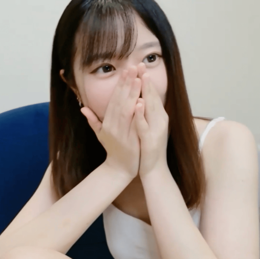 ちっぱい美女の激カワ大噴射
